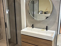 Badkamer showroom opstelling met badmeubel, spiegelkast, douche, designradiator en wandcloset - afbeelding 7 van  9