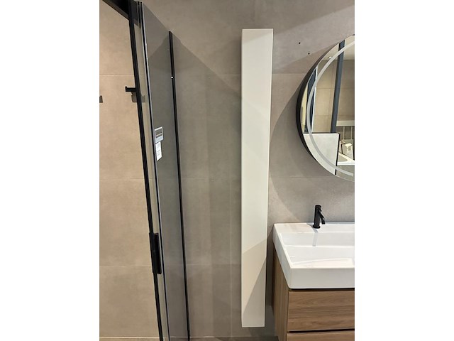 Badkamer showroom opstelling met badmeubel, spiegelkast, douche, designradiator en wandcloset - afbeelding 8 van  9