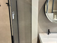 Badkamer showroom opstelling met badmeubel, spiegelkast, douche, designradiator en wandcloset - afbeelding 8 van  9