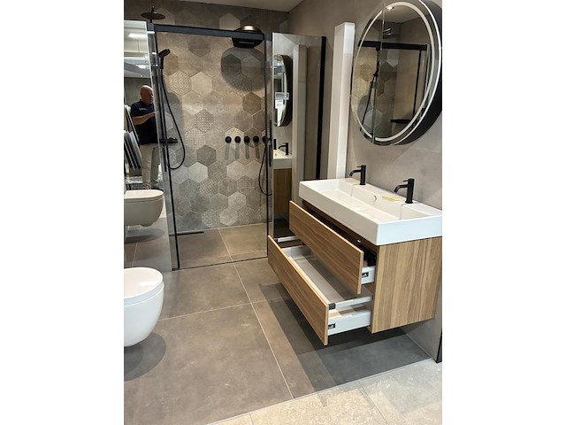 Badkamer showroom opstelling met badmeubel, spiegelkast, douche, designradiator en wandcloset - afbeelding 9 van  9