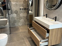 Badkamer showroom opstelling met badmeubel, spiegelkast, douche, designradiator en wandcloset - afbeelding 9 van  9