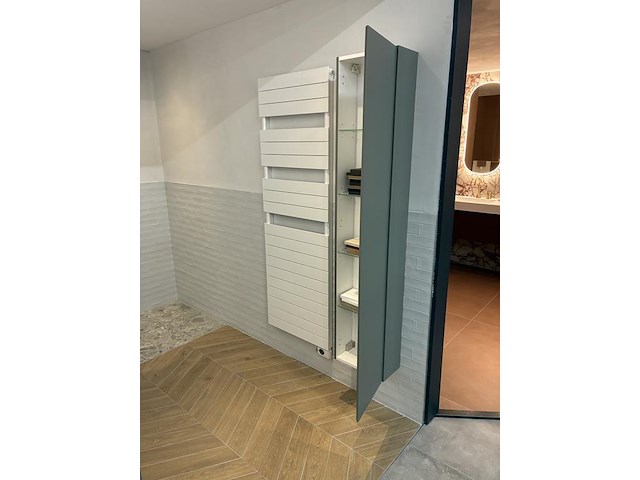 Badkamer showroom opstelling met badmeubel, spiegels met verlichting, douche, designradiator en wandkast - afbeelding 2 van  11