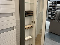 Badkamer showroom opstelling met badmeubel, spiegels met verlichting, douche, designradiator en wandkast - afbeelding 3 van  11