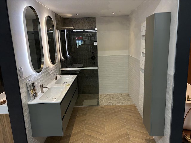 Badkamer showroom opstelling met badmeubel, spiegels met verlichting, douche, designradiator en wandkast - afbeelding 1 van  11