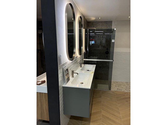 Badkamer showroom opstelling met badmeubel, spiegels met verlichting, douche, designradiator en wandkast - afbeelding 4 van  11