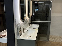 Badkamer showroom opstelling met badmeubel, spiegels met verlichting, douche, designradiator en wandkast - afbeelding 4 van  11