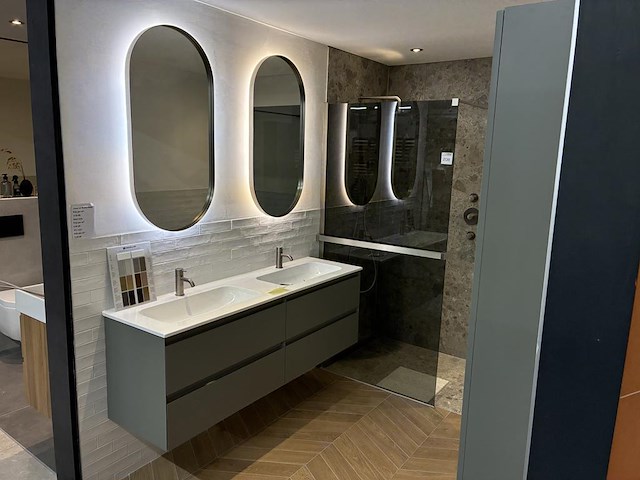 Badkamer showroom opstelling met badmeubel, spiegels met verlichting, douche, designradiator en wandkast - afbeelding 5 van  11