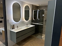 Badkamer showroom opstelling met badmeubel, spiegels met verlichting, douche, designradiator en wandkast - afbeelding 5 van  11
