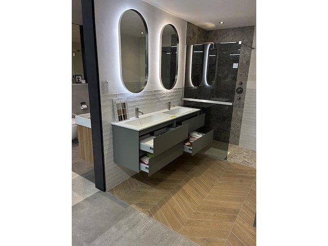 Badkamer showroom opstelling met badmeubel, spiegels met verlichting, douche, designradiator en wandkast - afbeelding 6 van  11
