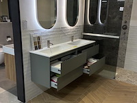 Badkamer showroom opstelling met badmeubel, spiegels met verlichting, douche, designradiator en wandkast - afbeelding 6 van  11
