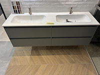 Badkamer showroom opstelling met badmeubel, spiegels met verlichting, douche, designradiator en wandkast - afbeelding 7 van  11