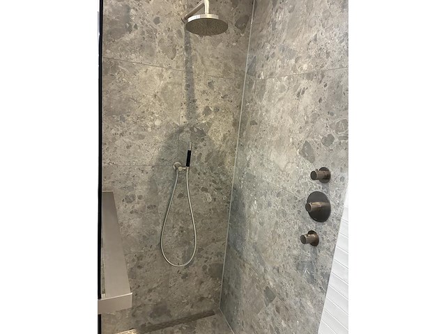 Badkamer showroom opstelling met badmeubel, spiegels met verlichting, douche, designradiator en wandkast - afbeelding 8 van  11