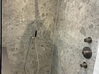 Badkamer showroom opstelling met badmeubel, spiegels met verlichting, douche, designradiator en wandkast - afbeelding 8 van  11