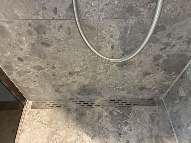 Badkamer showroom opstelling met badmeubel, spiegels met verlichting, douche, designradiator en wandkast - afbeelding 9 van  11
