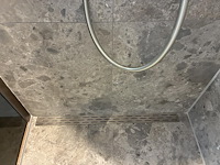 Badkamer showroom opstelling met badmeubel, spiegels met verlichting, douche, designradiator en wandkast - afbeelding 9 van  11