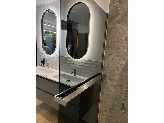 Badkamer showroom opstelling met badmeubel, spiegels met verlichting, douche, designradiator en wandkast - afbeelding 10 van  11