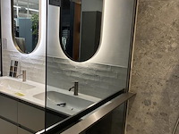 Badkamer showroom opstelling met badmeubel, spiegels met verlichting, douche, designradiator en wandkast - afbeelding 10 van  11