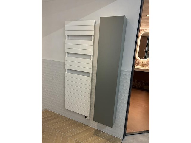 Badkamer showroom opstelling met badmeubel, spiegels met verlichting, douche, designradiator en wandkast - afbeelding 11 van  11