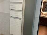 Badkamer showroom opstelling met badmeubel, spiegels met verlichting, douche, designradiator en wandkast - afbeelding 11 van  11