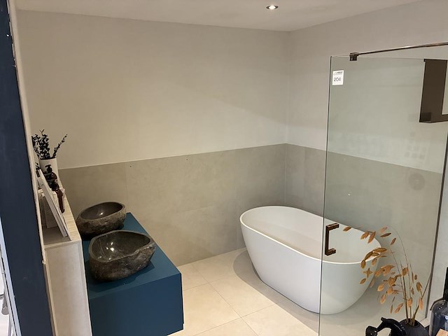 Badkamer showroom opstelling met badmeubel, vrijstaand bad en douchewand - afbeelding 1 van  6