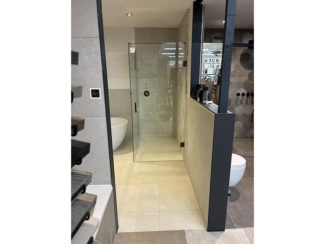 Badkamer showroom opstelling met badmeubel, vrijstaand bad en douchewand - afbeelding 2 van  6