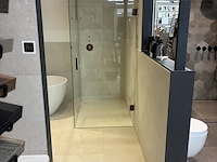 Badkamer showroom opstelling met badmeubel, vrijstaand bad en douchewand - afbeelding 2 van  6
