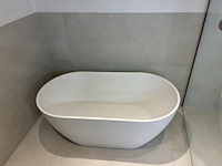 Badkamer showroom opstelling met badmeubel, vrijstaand bad en douchewand - afbeelding 3 van  6