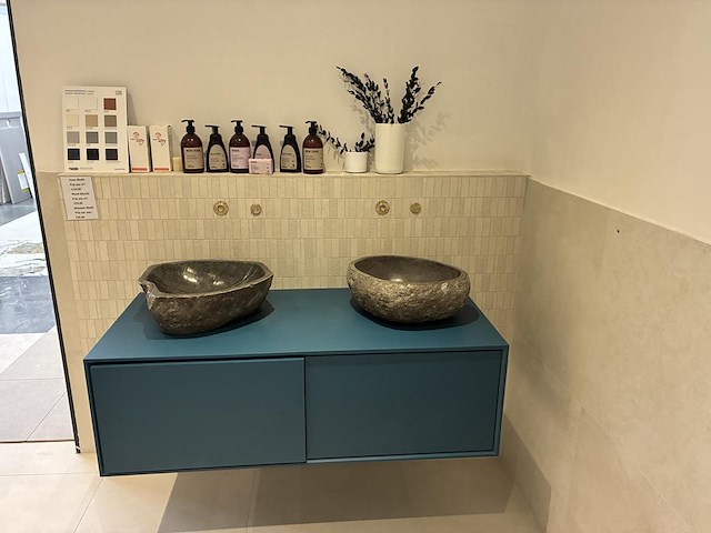 Badkamer showroom opstelling met badmeubel, vrijstaand bad en douchewand - afbeelding 4 van  6
