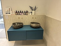 Badkamer showroom opstelling met badmeubel, vrijstaand bad en douchewand - afbeelding 4 van  6