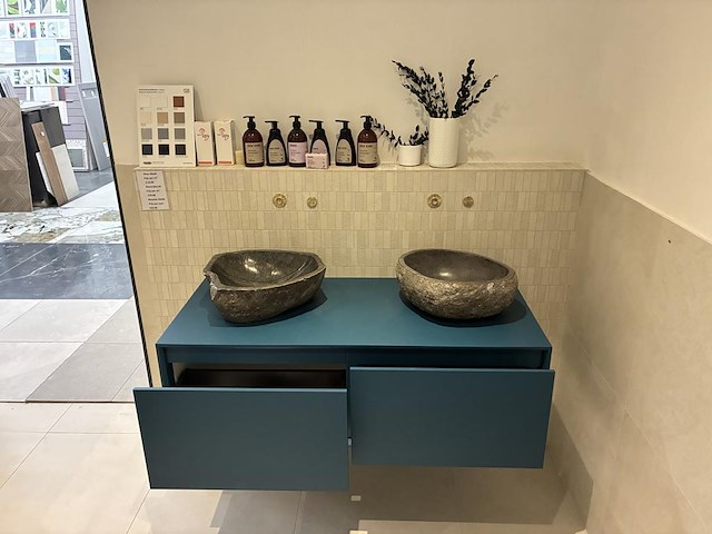 Badkamer showroom opstelling met badmeubel, vrijstaand bad en douchewand - afbeelding 5 van  6