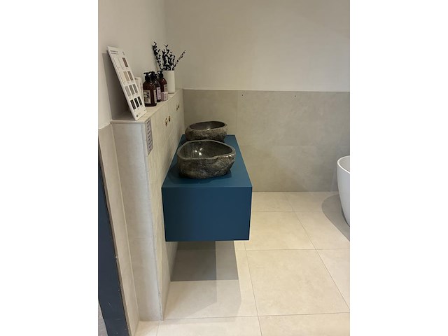 Badkamer showroom opstelling met badmeubel, vrijstaand bad en douchewand - afbeelding 6 van  6