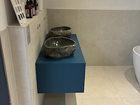Badkamer showroom opstelling met badmeubel, vrijstaand bad en douchewand - afbeelding 6 van  6
