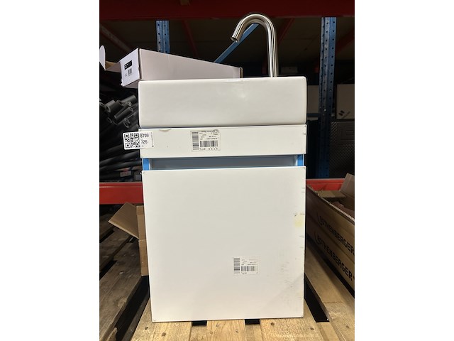 Badkameraccessoires w.o. wastafel, badkamerkast - afbeelding 1 van  7