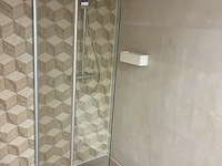 Badkameropstelling met badmeubel, wandcloset, douchewand en designradiator - afbeelding 3 van  5