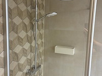 Badkameropstelling met badmeubel, wandcloset, douchewand en designradiator - afbeelding 4 van  5