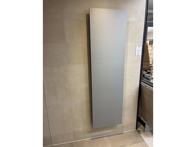 Badkameropstelling met badmeubel, wandcloset, douchewand en designradiator - afbeelding 5 van  5