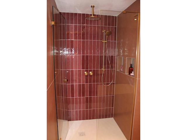 Badkameropstelling met vrijstaand bad, wasmeubel met spiegels, douche en radiator - afbeelding 3 van  5