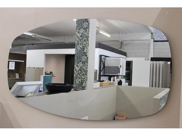 Badkamerspiegel met led verlichting in diverse kleuren. afmeting 140 x 74 cm. - afbeelding 1 van  4
