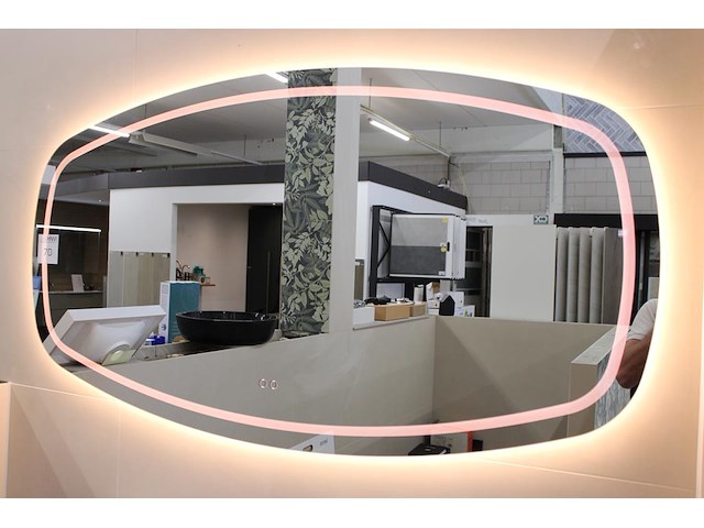 Badkamerspiegel met led verlichting in diverse kleuren. afmeting 140 x 74 cm. - afbeelding 2 van  4