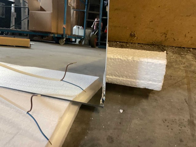 Badkamerspiegel met verlichting 100x70 cm - afbeelding 2 van  2