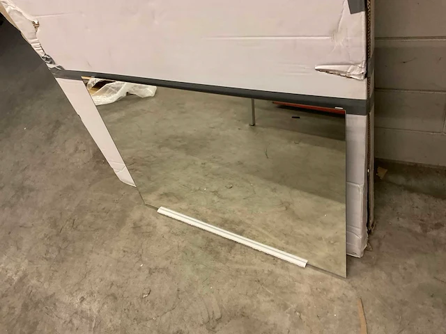 Badkamerspiegel met verlichting 100x70 cm - afbeelding 2 van  3