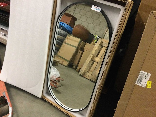 Badkamerspiegel ovaal met led verlichting en verwarming. - afbeelding 1 van  2