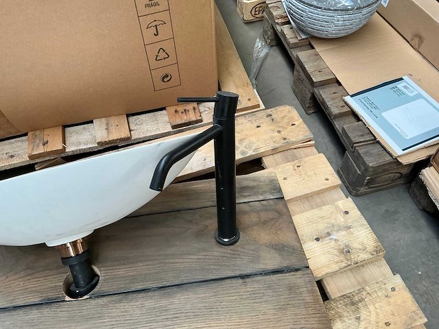 Badmeubel met waskom en kraan - afbeelding 3 van  4