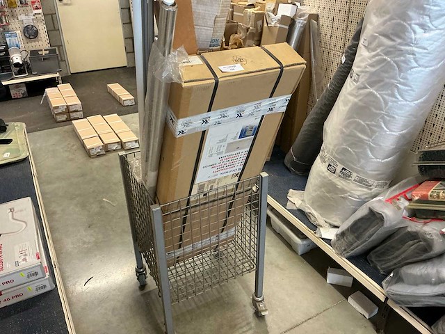 Bagageluik en diverse horren in kar - afbeelding 1 van  7