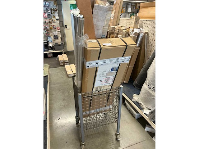 Bagageluik en diverse horren in kar - afbeelding 2 van  7