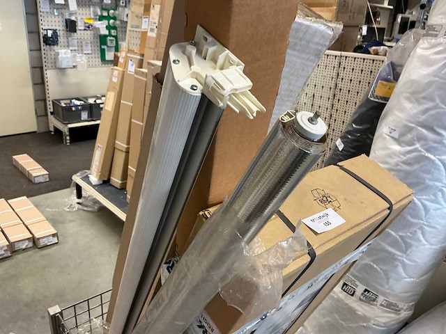 Bagageluik en diverse horren in kar - afbeelding 5 van  7