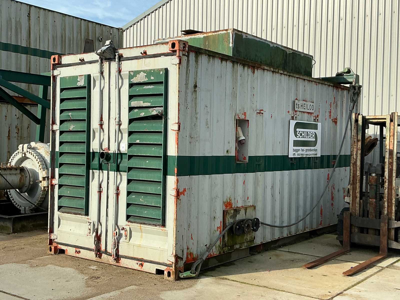 Baggermaterieel, baggerpompen, cutterzuiger, dieseltanks, heftruck, waterpomp en aggregaat