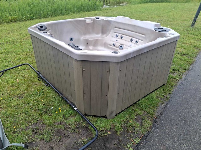 Baja 6 persoons jacuzzi en buitenspa - afbeelding 1 van  6