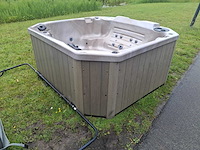 Baja 6 persoons jacuzzi en buitenspa - afbeelding 1 van  6