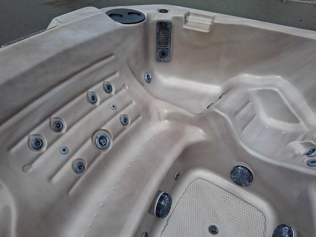 Baja 6 persoons jacuzzi en buitenspa - afbeelding 3 van  6